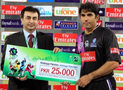 Misbah-ul-Haq receiving man of the match award after Faisalabad Wolves win against Karachi Dolph.jpg