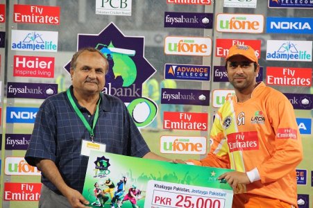 Adnan Rasool receiving man of the match award after Lahore Loins win against Abbottabad Falcons.JPG