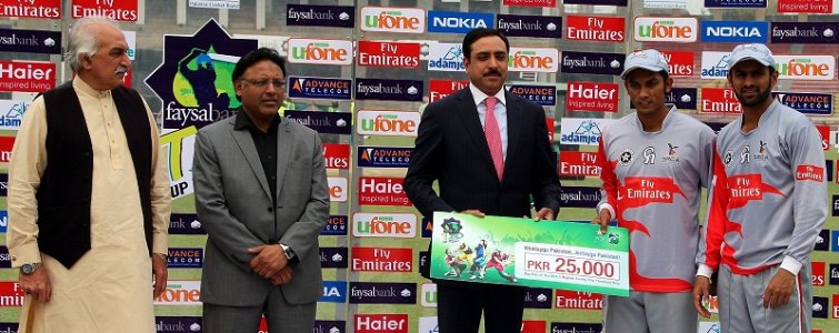 Raza Hasan  Shoaib Malik receiving man of the match award after Sialkot Stallions win against Mu.jpg