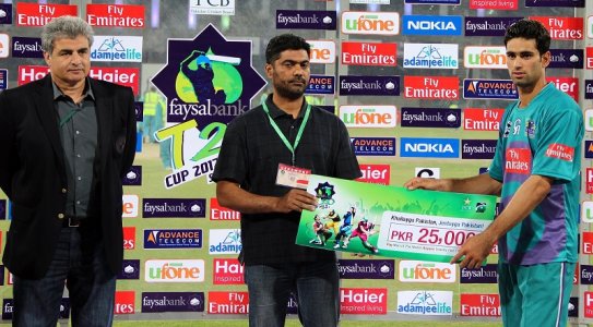 Hammad Azam Receiving man of the match award after Rawalpindi Rams win against Faisalabad Wolves.jpg