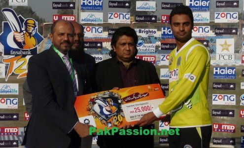 Zohaib Ahmad of Islamabad Leopards received man of the match award against Sialkot Stallions (1).jpg