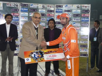 Saad Nasim of Lahore Loins received manof the match award against Multan Tigers.jpg