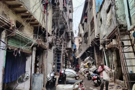 IMAGE-5-Narrow-bylanes-of-Dharavi-1.webp