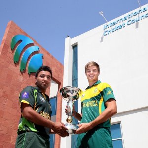 Captains_with_ICC_U19_CWC_2014_trophy