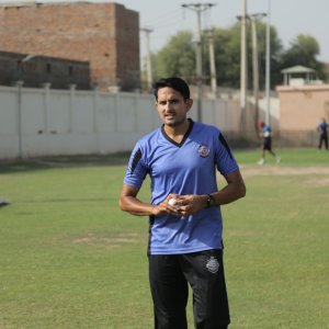 Mohammad Abbas practicing in training