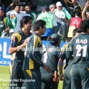 Pakistan celebrating T20 Final victory
