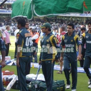 Pakistan celebrating T20 Final victory