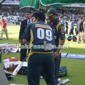 Abdul Razzaq and Mohammed Amir pose with the 2009 T20 World Cup Trophy