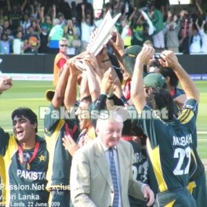 Pakistan team celebrate with the 2009 T20 Trophy