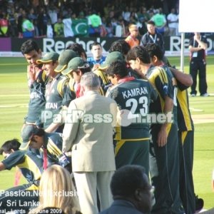 Pakistan team with their medals pose with the 2009 T20 Trophy