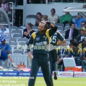 Shahid Afridi gets ready to bowl another delivery