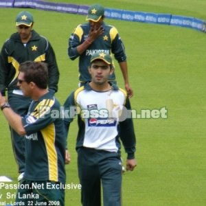 David Dwyer leads the warm-up drills with the Pakistan team