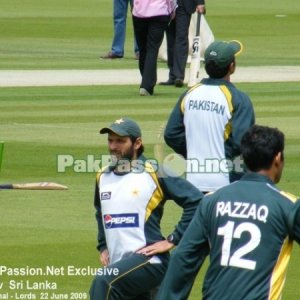 Shahid Afridi and Abdul Razzaq warm-up