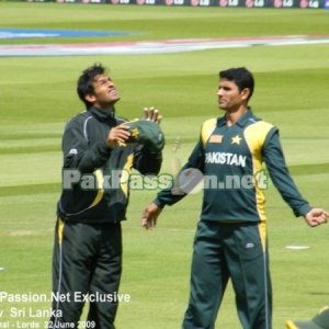 Abdul Razzaq and Shoaib Malik warm-up
