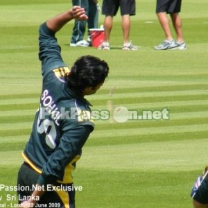 Sohail Tanvir warms up