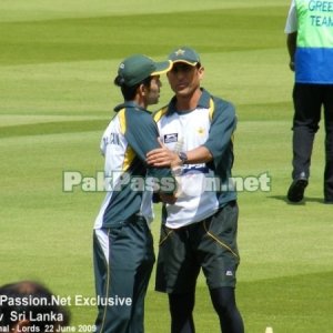 Younis Khan chats with Fawad Alam during warm-ups