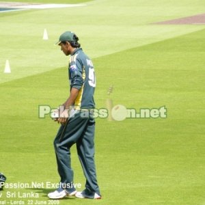 Mohammed Amir warming up