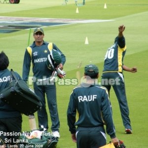 Shahzaib Hasan and Mohammed Amir warm up