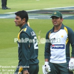 Abdul Razzaq and Kamran Akmal warming up