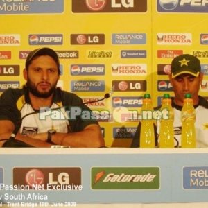 Shahid Afridi and Younis Khan at the press conference