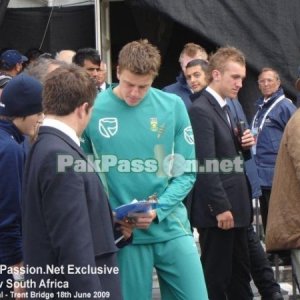 Morne Morkel signs an autograph