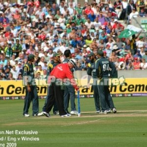 Younis Khan discussing strategy with his men