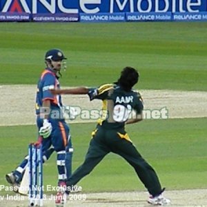 Side on view of Sohail Tanvir's delivery stride