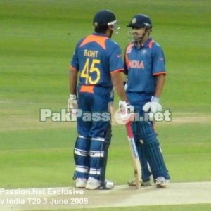 Rohit Sharma and Gautam Gambhir have a quick chat in between overs