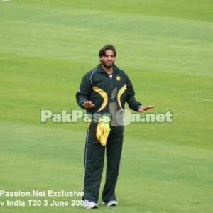 Shahid Afridi warming up