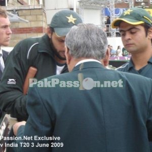 Shahid Afridi and Ahmad Shehzad talk to a PCB Official