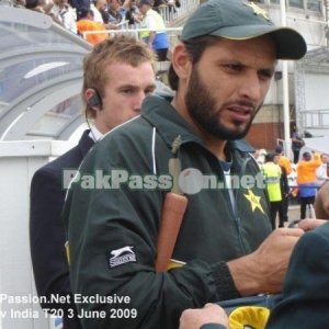 Shahid Afridi talks to a PCB Official