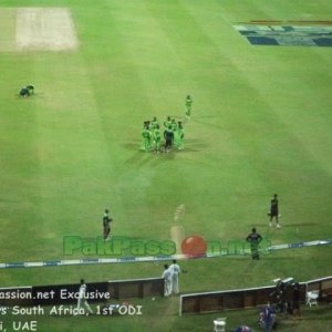 Pakistan team huddle