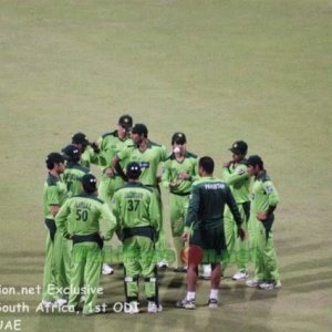 Pakistan team huddle