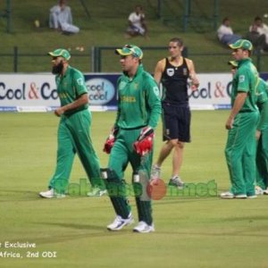 Wayne Parnell and AB de Villiers with Hashim Amla