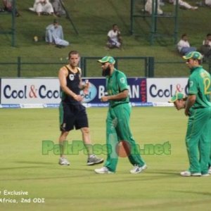 Wayne Parnell and AB de Villiers with Hashim Amla