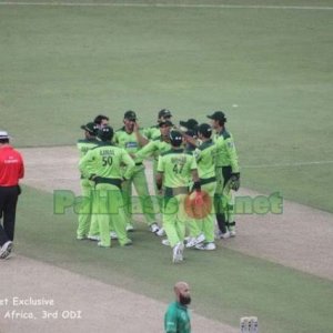 Pakistan celebrate a wicket