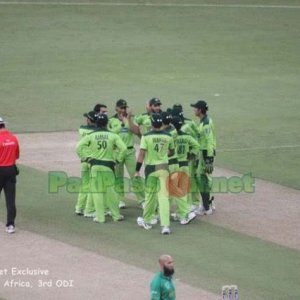 Pakistan team huddle