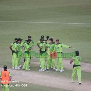 Pakistan celebrate a wicket