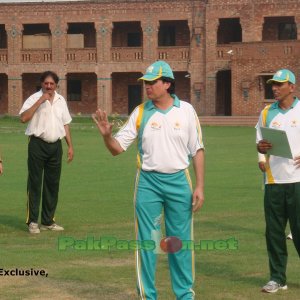 Mohsin Hasan Khan and Sarfraz Nawaz with Abdul Qadir