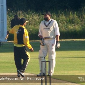 Inzamam ul Haq and Rashid Latif converse during practice