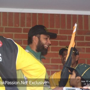 Inzamam ul Haq and Rashid Latif in a jovial mood