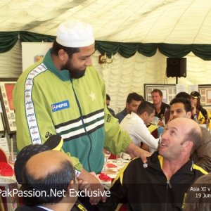 Inzamam ul Haq chats with Chris Harris