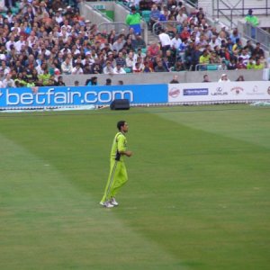 Umar Gul at the Start of his Runup