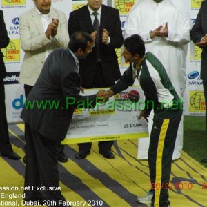 Abdul Razzaq receives a cheque for his heroics