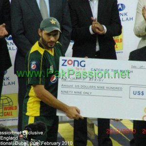 Shahid Afridi poses for a photo with a cheque