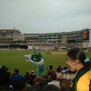 Pak Fans Cheer at the Oval