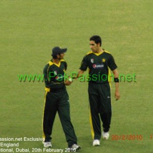 Shoaib Malik and Umar Gul discuss strategies