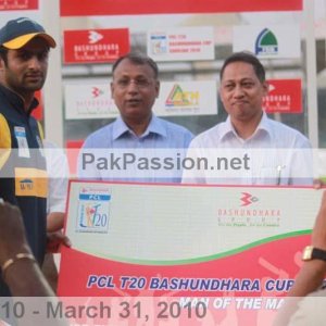 Shoaib Malik accepts the Man of the Match award