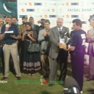 Umpire Aleem Dar receives an award from the former PCB Chairman, Ijaz Butt.