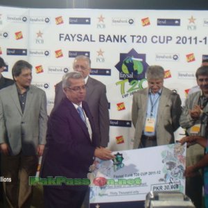 Mohammad Rameez receives a cheque at the presentation ceremony